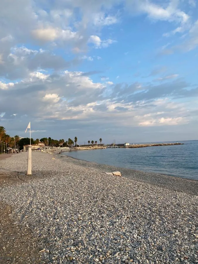 Appartement Calme Et Propre Avec Vue Sur La Mer Saint-Laurent-du-Var Apartment