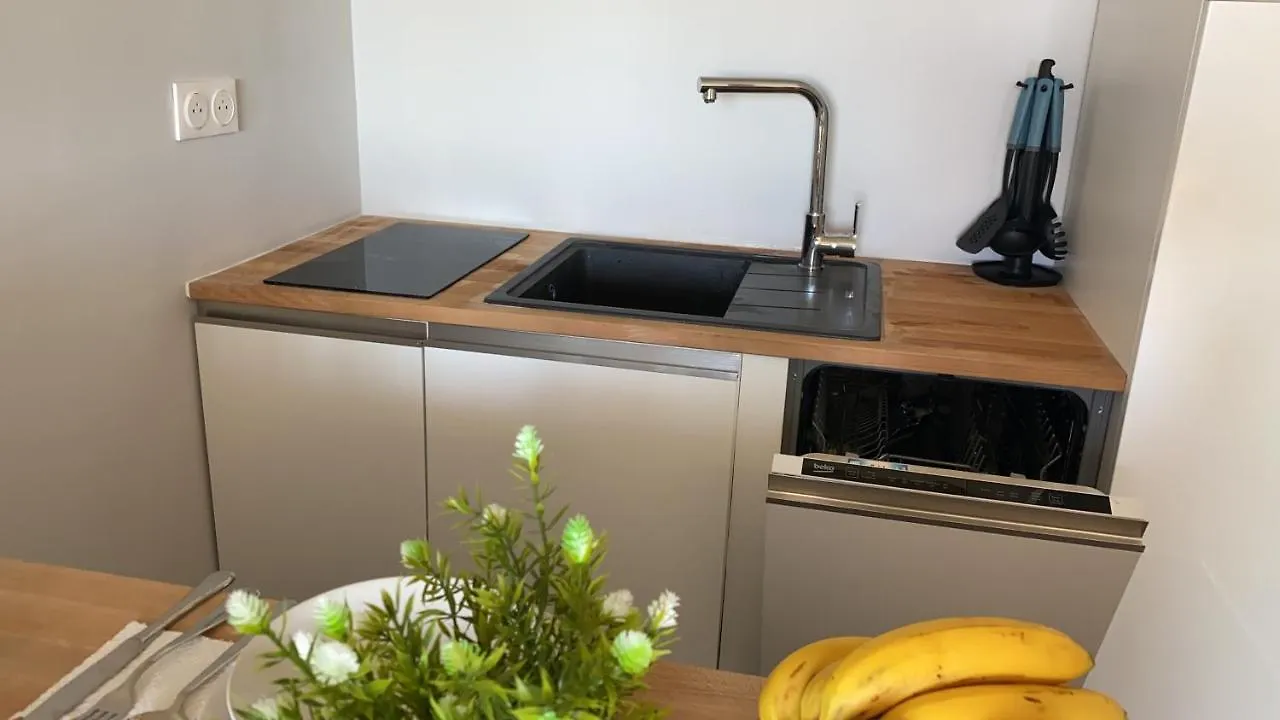 Appartement Calme Et Propre Avec Vue Sur La Mer Saint-Laurent-du-Var France