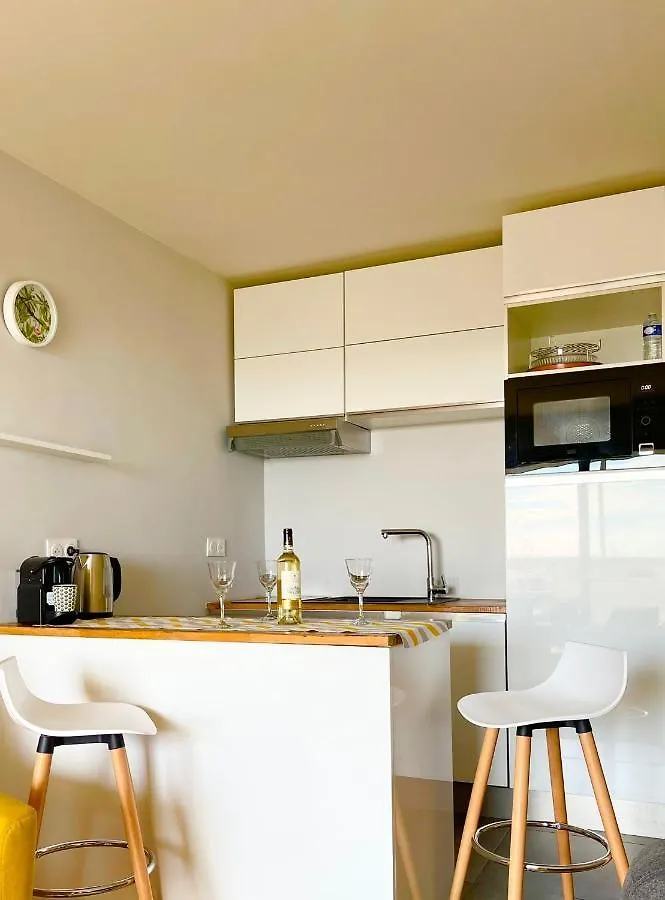 Appartement Calme Et Propre Avec Vue Sur La Mer Saint-Laurent-du-Var 0*,  France